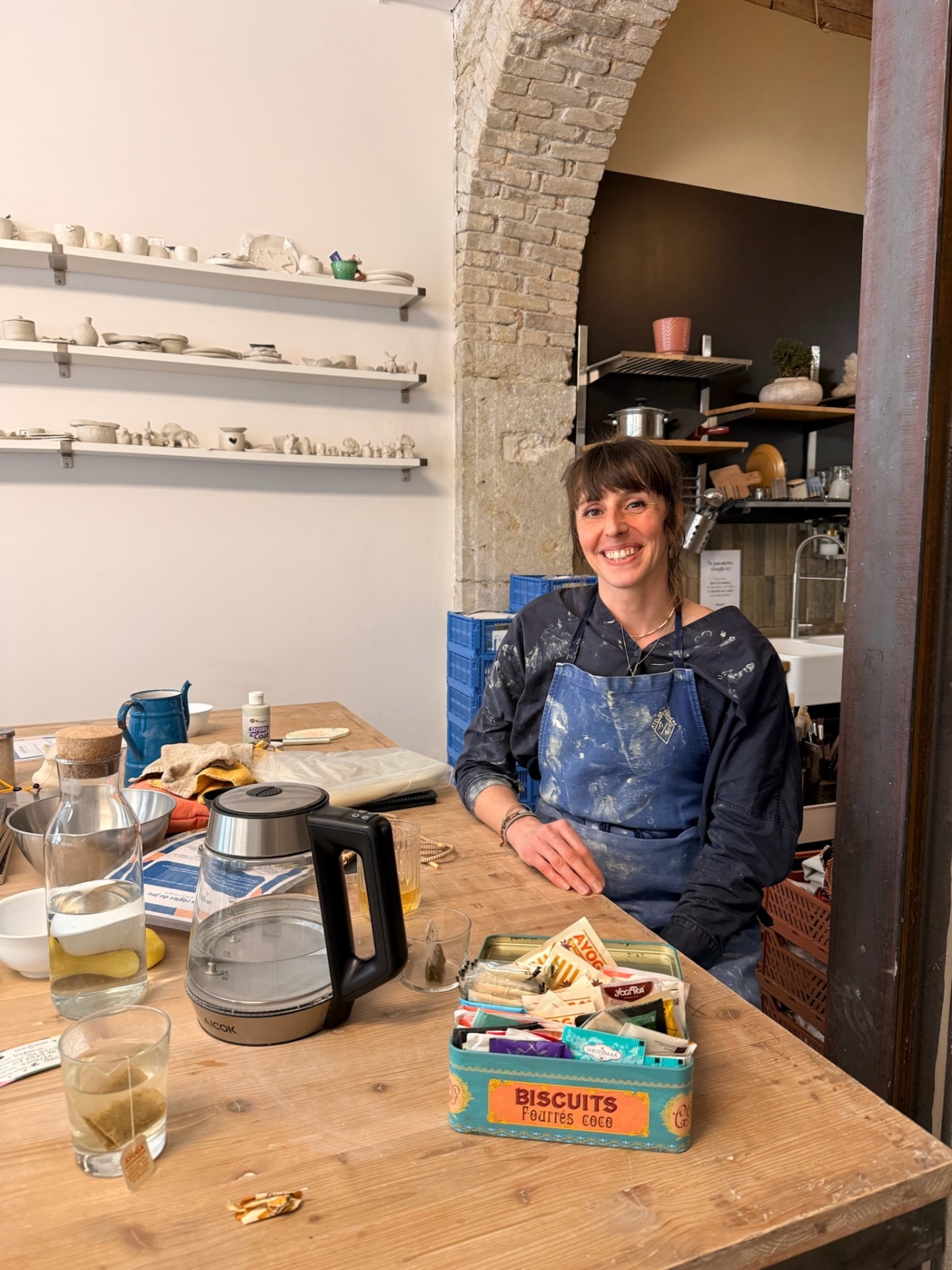Céramiste souriante dans son atelier de poterie